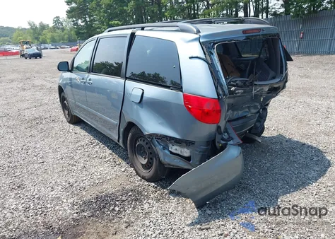 2010 Toyota Sienna Le z USA, uszkodzony, nr VIN 5TDKK4CCXAS289094